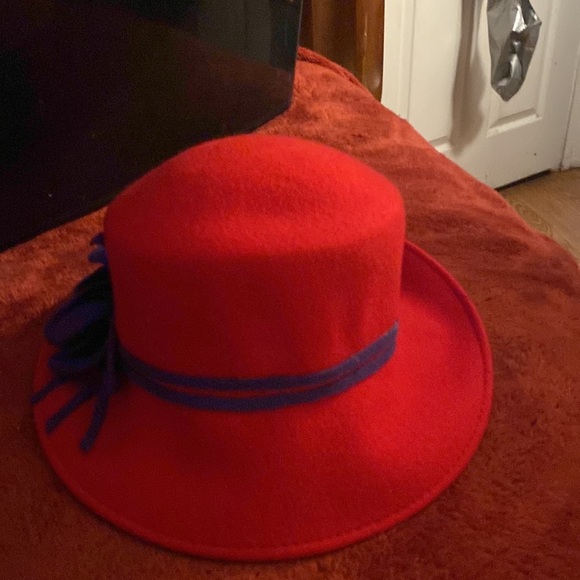 Red hat purple flower on side - Picture 2 of 8